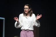 ...als Olga in „Drei Schwestern“; Foto: Hans-Jürgen Wege